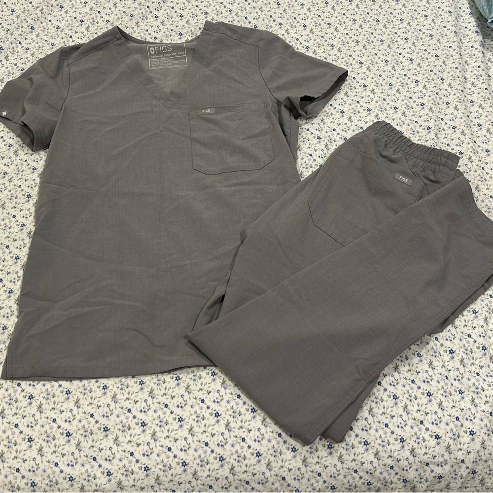 Figs XXS Catarina shirt, XXS petite Yola Pants Dark Space Grey Set